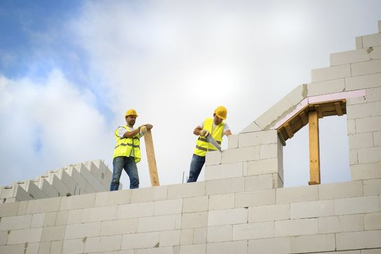 obreros trabajando en estructura